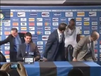Balotelli gatecrashes Inter Milan press conference.
